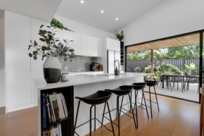 Chic 3BR in Gold Coast Steps from the Beach